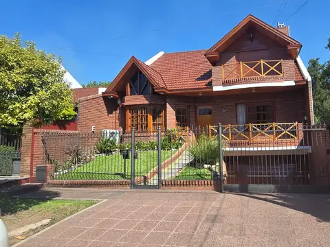 Chalet de Categoria en Venta 4 ambientes edificado en tres plantas con pileta de natacion apto credito
