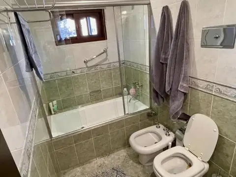 Casa 6 ambientes con 4 baños