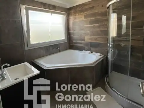 Casa en Alquiler con 2 cocheras