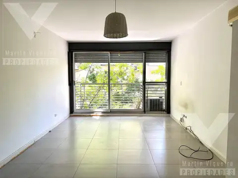 Monoambiente con balcón, cochera cubierta, baulera. Amenities.