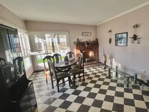 Casa 5 ambientes con 2 baños