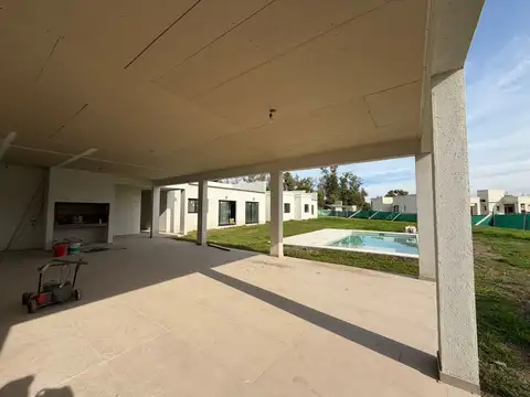 Casa en Venta con 3 cocheras