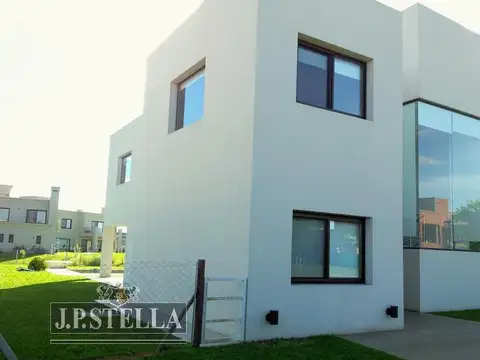 Casa 5 Amb. c/Cochera - Quincho y Pileta - Lote 1188 m² - 420 m² Cub. - Terravista