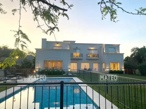 Casa en Venta con 2 cocheras