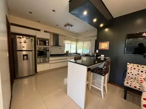 Casa en Alquiler con 2 cocheras
