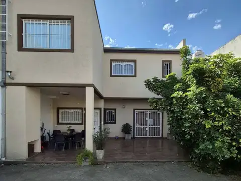 CASA 2 PLANTAS CON GRAN PATIO Y COCHERA , R.MEJIA