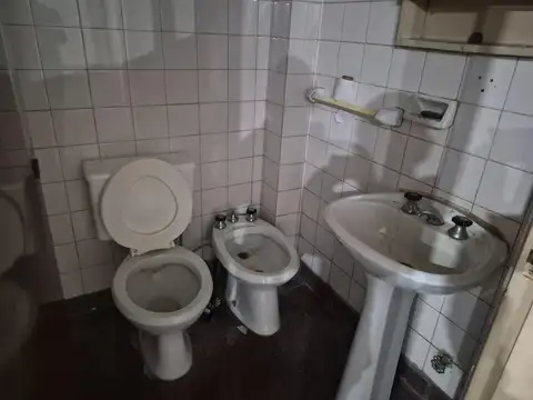 LOCAL VIDRIADO ZONA COMERCIAL