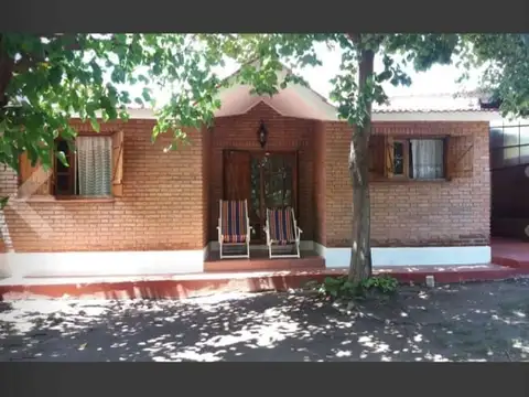 HERMOSO CHALET DE 4 AMBIENTES EN MINA CLAVERO CENTRO