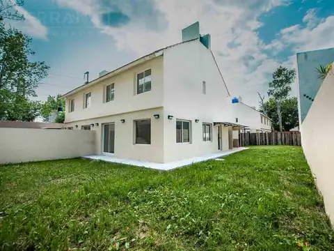 Venta Tríplex a estrenar 6 ambientes jardín en L , parrilla , dos cocheras en Tigre
