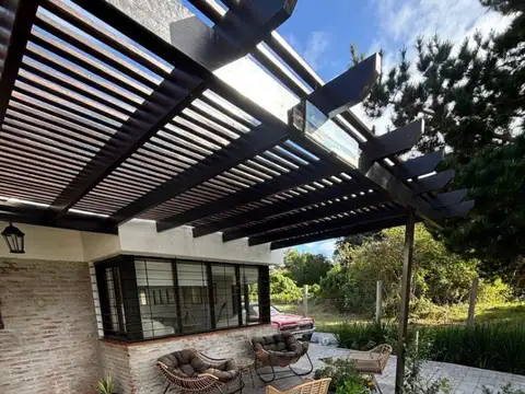 Casa en alquiler temporario c/ cochera en Rincón del Indio