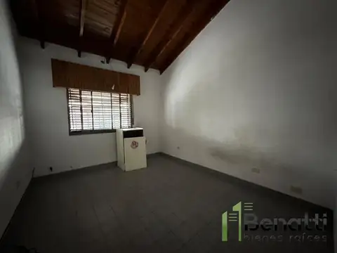 Casa en alquiler 4 ambientes con patio y cochera a reciclar