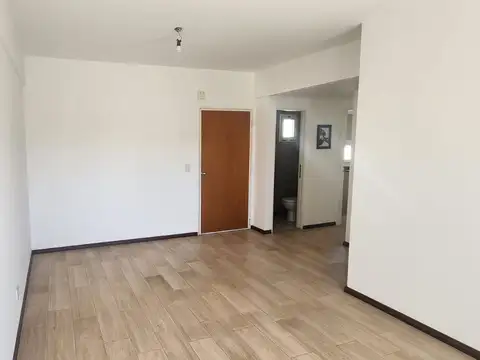 SEMIPISO 3 AMBIENTES AL CONTRAFRENTE CON BALCÓN Y COCHERA FIJA DESCUBIERTA