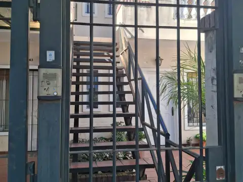 Dto tipo casa 2 amb  1er piso x escalera     NO SE ACEPTAN MASCOTAS  