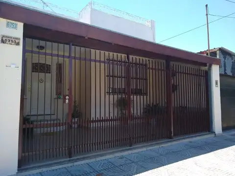 CASA AL FRENTE (NO PH) EN MUY BUEN ESTADO.