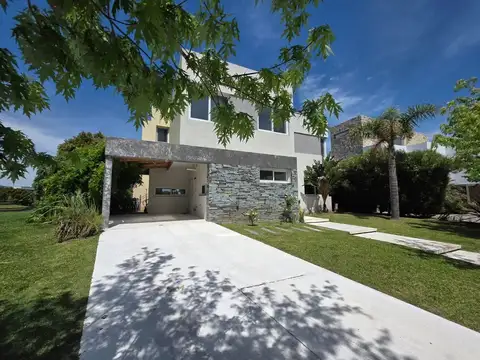 Venta - Casa al Agua en Barrio Los Lagos Nordelta