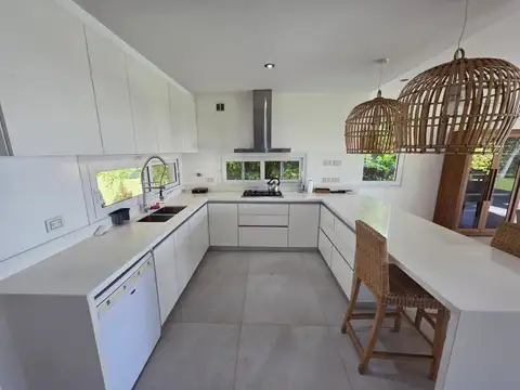 Casa 6 ambientes con 4 baños