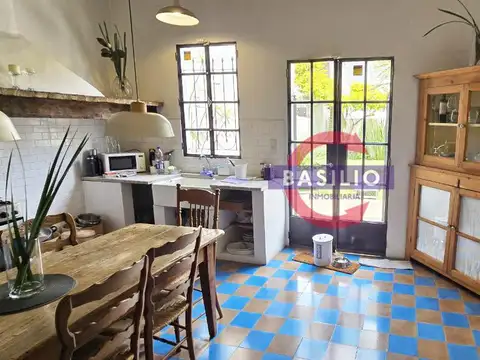 VENTA – CASA 3 AMBIENTES CON JARDÍN, PARRILLA Y FOGONERO EN CARAPACHAY
