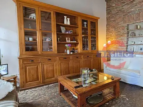 VENTA – CASA 3 AMBIENTES CON JARDÍN, PARRILLA Y FOGONERO EN CARAPACHAY