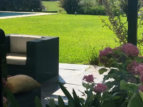 Casa en Alquiler con 3 cocheras