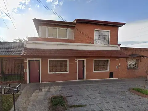 Casa 4 ambientes con pileta, quincho y cochera