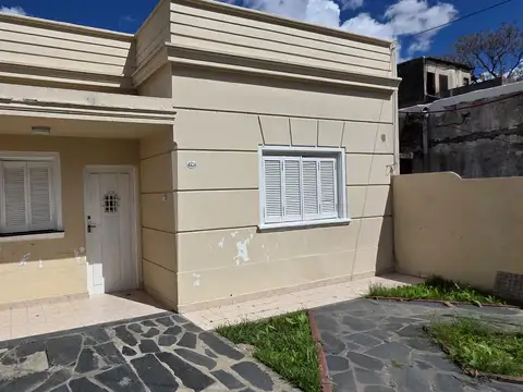 CASA POR PARCELA AL FRENTE, CON COCHERA, PATIO / FONDO Y TERRAZA, SUPER LUMINOSA Y DISTRIBUCIÓN IDEAL  