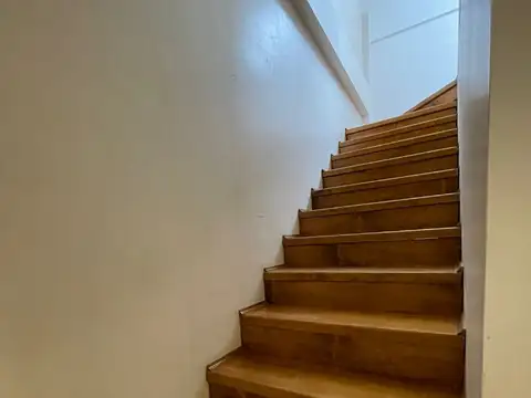 EXCELENTE DEPTO DE 3 AMB TIPO DUPLEX. POSEE COCHERA CUBIERTA. EDIFICIO CON ASCENSOR.