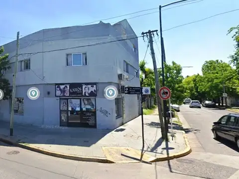 EXCELENTE DEPTO DE 3 AMB TIPO DUPLEX. POSEE COCHERA CUBIERTA. EDIFICIO CON ASCENSOR.