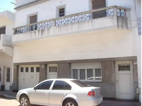 CASA 2 DORMS, PATIO, COCHERA EN LINIERS + 2 DEPTOS P.A.