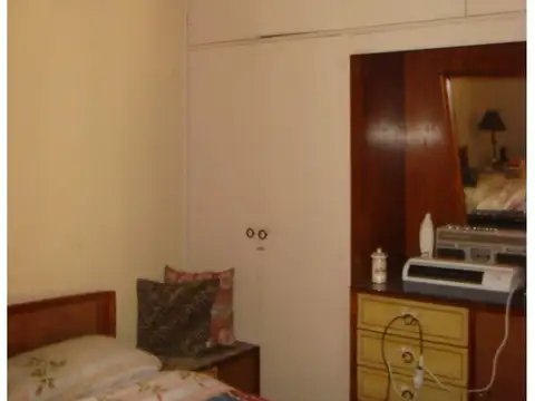 CASA 2 DORMS, PATIO, COCHERA EN LINIERS + 2 DEPTOS P.A.
