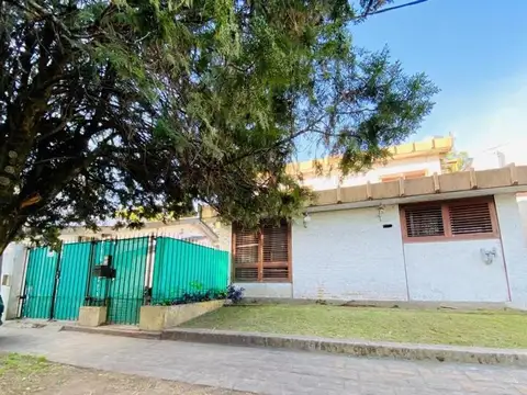 Casa de 4 Ambientes con Cochera y Pileta en Gonnet, La Plata