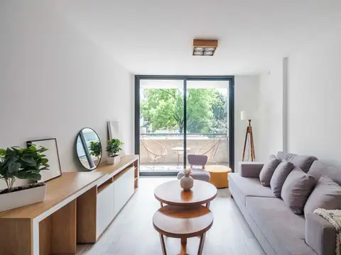 Dos ambientes al contrafrente con balcón corrido y cochera