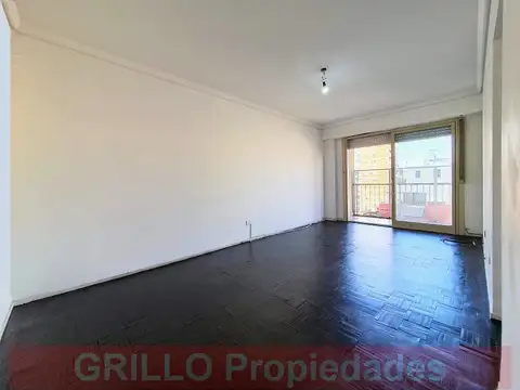 Juramento 2801. Departamento tres ambientes con balcón en piso alto. Excelente vista y luz.