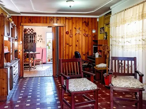 VENTA DE CASA 4 AMBIENTES CON COCHERA EN BERNAL OESTE