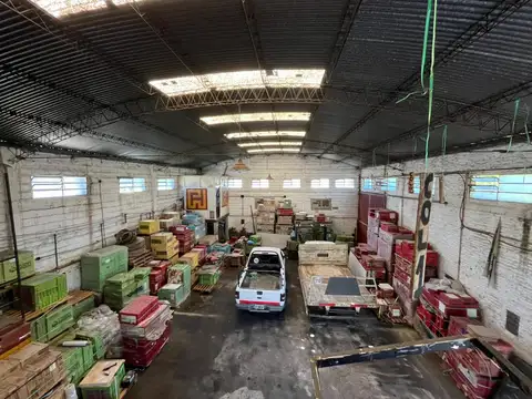VENTA- Galpón con doble ingreso y oficinas