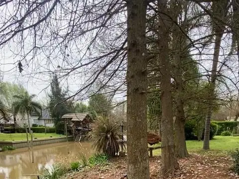Casa edificada en dos terrenos. Excelente propiedad!