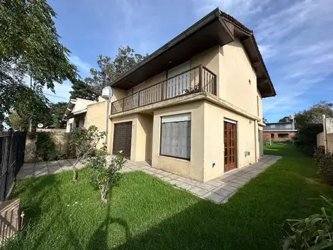 Venta casa 4 ambientes con parque Apto Crédito