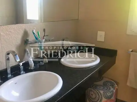 Casa 6 ambientes con 5 baños