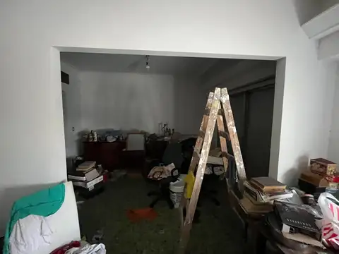 Venta. Casa 5 ambientes. Cochera. Agote y Bavio.