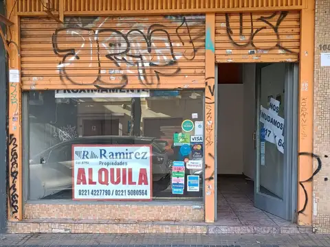 LOCAL EN ALQUILER EN CALLE 11 ENTRE 54 Y 55 CON 32 M2 CON PERCIANA CIEGA BAÑO Y COCINA