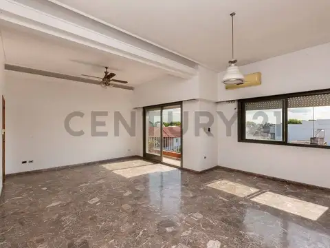 Vendemos 3 ambientes con terraza propia - Permuta.