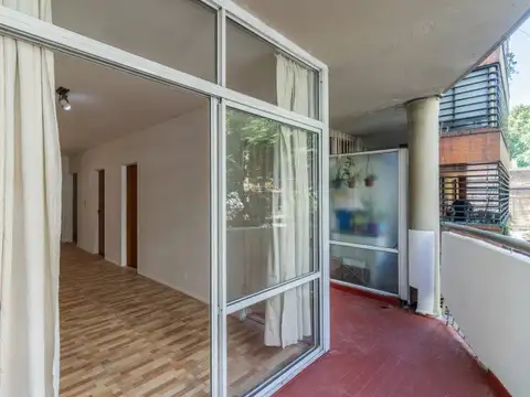 Venta amplio depto. Flores 2 ambientes al frente con balcon Luminoso