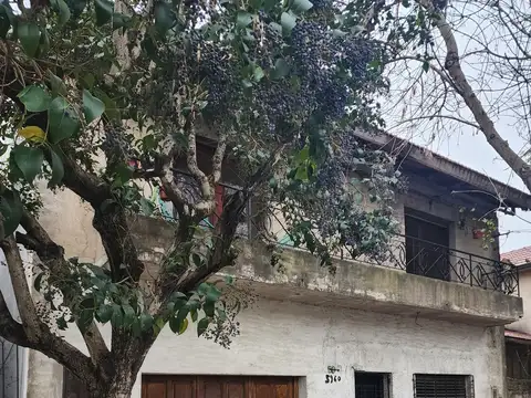 Terreno en venta con construccion en dos plantas a reciclar