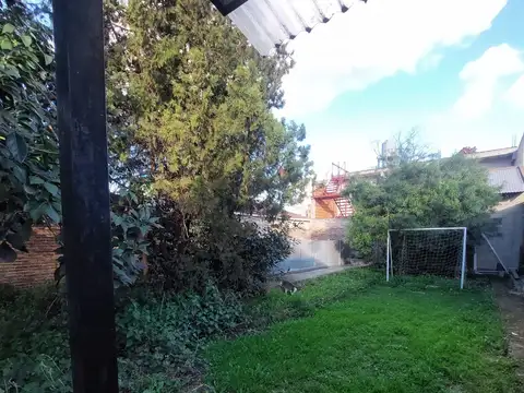 VENTA. CASA CON PARQUE PISCINA Y COCHERA. EZPELETA