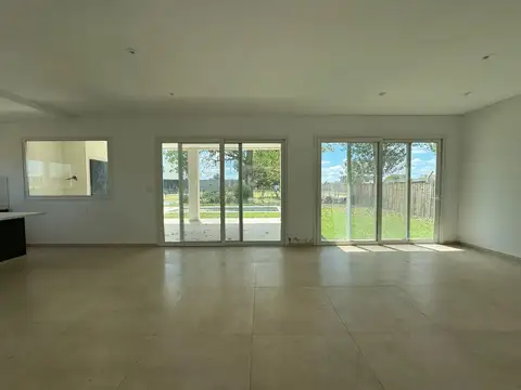 Casa 5 ambientes con 2 baños
