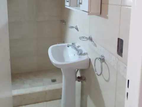 ALQUILER Dpto 2 Ambientes con pequeño patio.