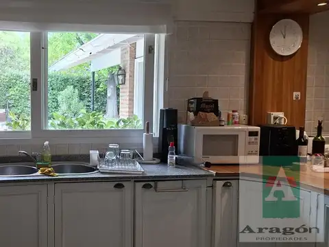 Casa en Alquiler con 2 cocheras