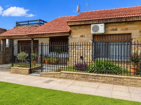 OPORTUNIDAD CASA 3 AMB CON PATIO Y COCHERA. ESCUCHA OFERTA.