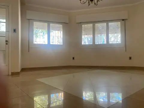 Casa 7 ambientes con 2 baños