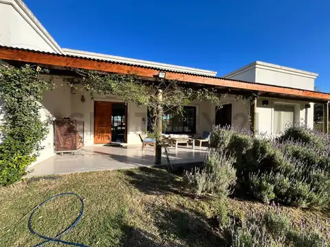 ALQUILER DE CASA CON ESTILO MUY CÁLIDO Y SUPER LUMINOSA (AMUEBLADA)