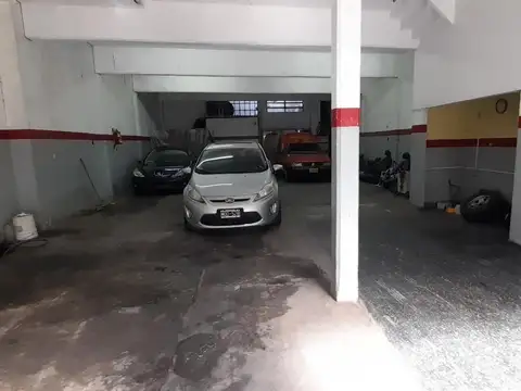 AMPLIO LOCAL EN UBICACIÓN ESTRATEGICA CON ESTUPENDO PISO